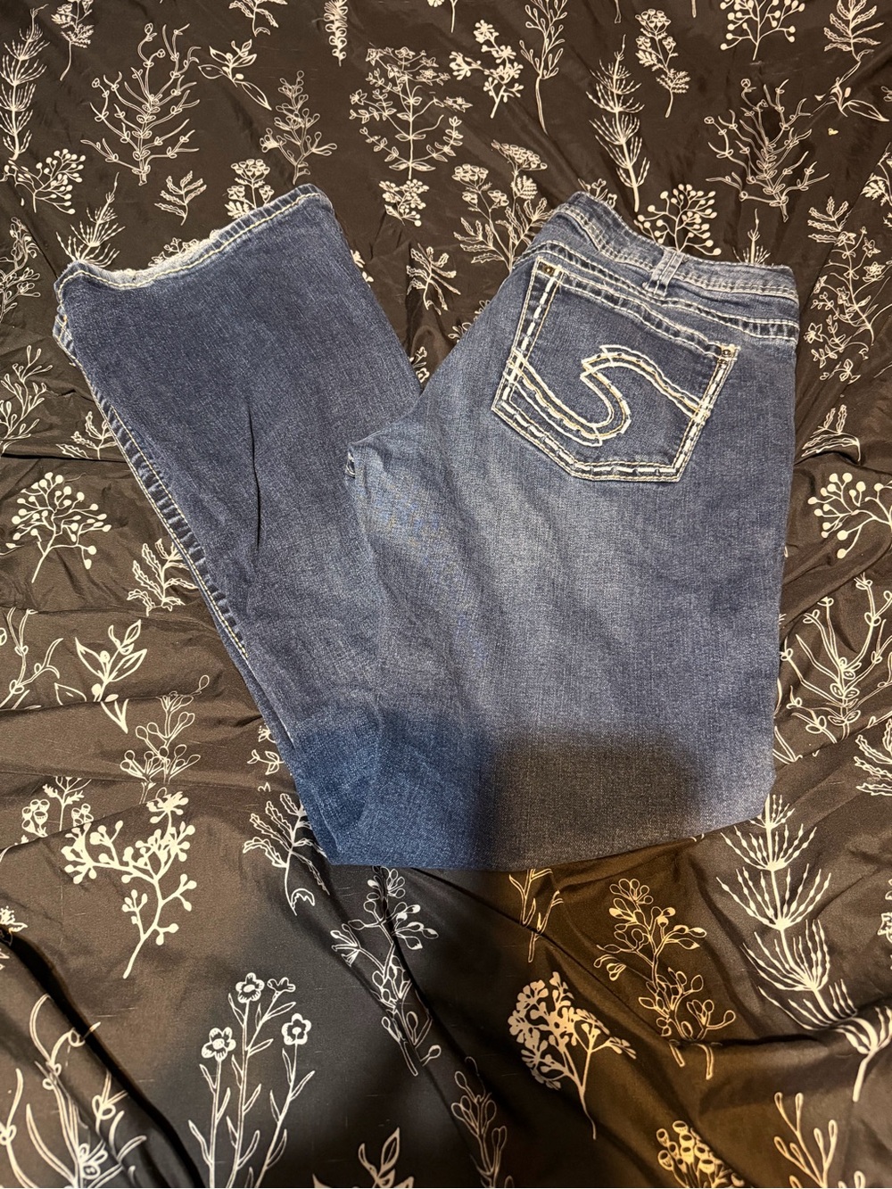 Women’s Silver Jeans size 33/33 excellent condition.
